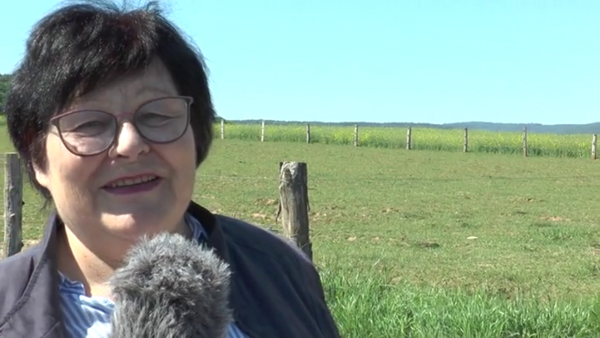 Ursula Hoff auf freiem Feld.