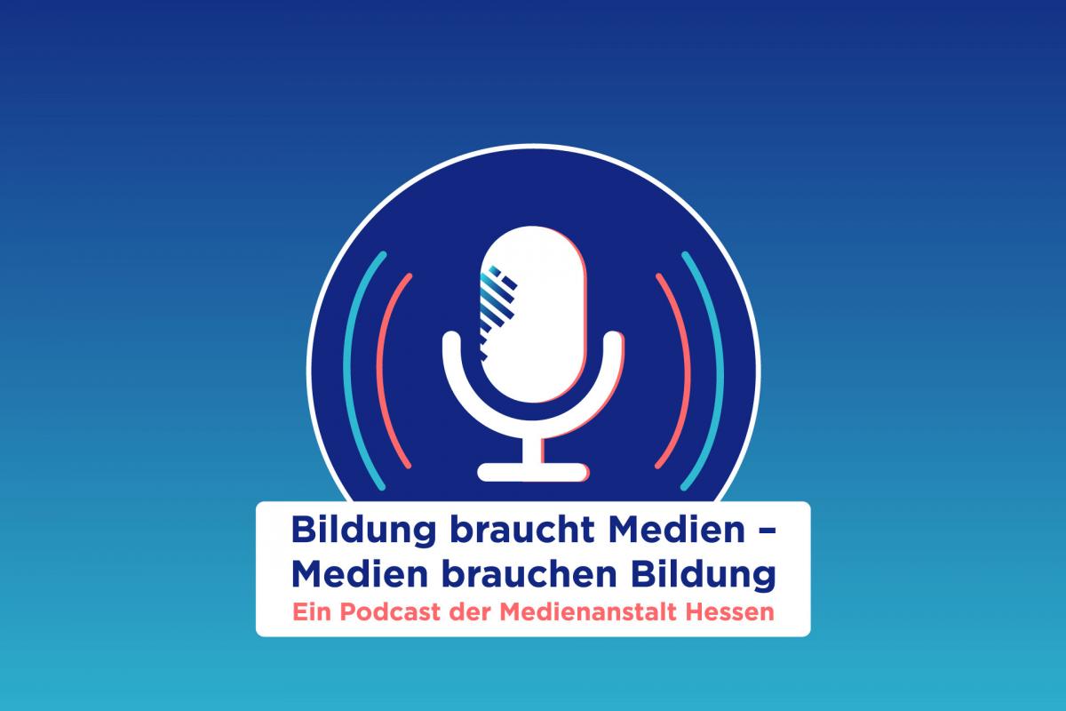 Ein weißes Mikrofonsymbol mit bunten Schallwellen ist auf einem blauen Hintergrund mit Farbverlauf zentriert. Darunter steht ein deutscher Text: 