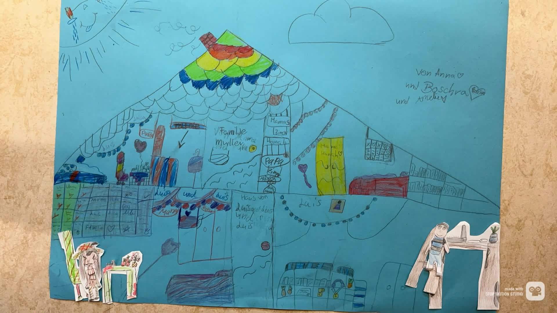 Ein farbenfrohes, handgezeichnetes Haus auf blauem Papier mit deutsch beschrifteten Zimmern und kleinen Papierausschnitten von Menschen und Möbeln.